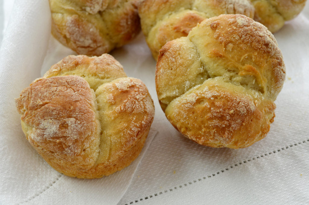 Image of the Cloverleaf Dinner Rolls Recipe